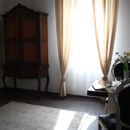 Castello Di Cavaione Bed & Breakfast 3*
